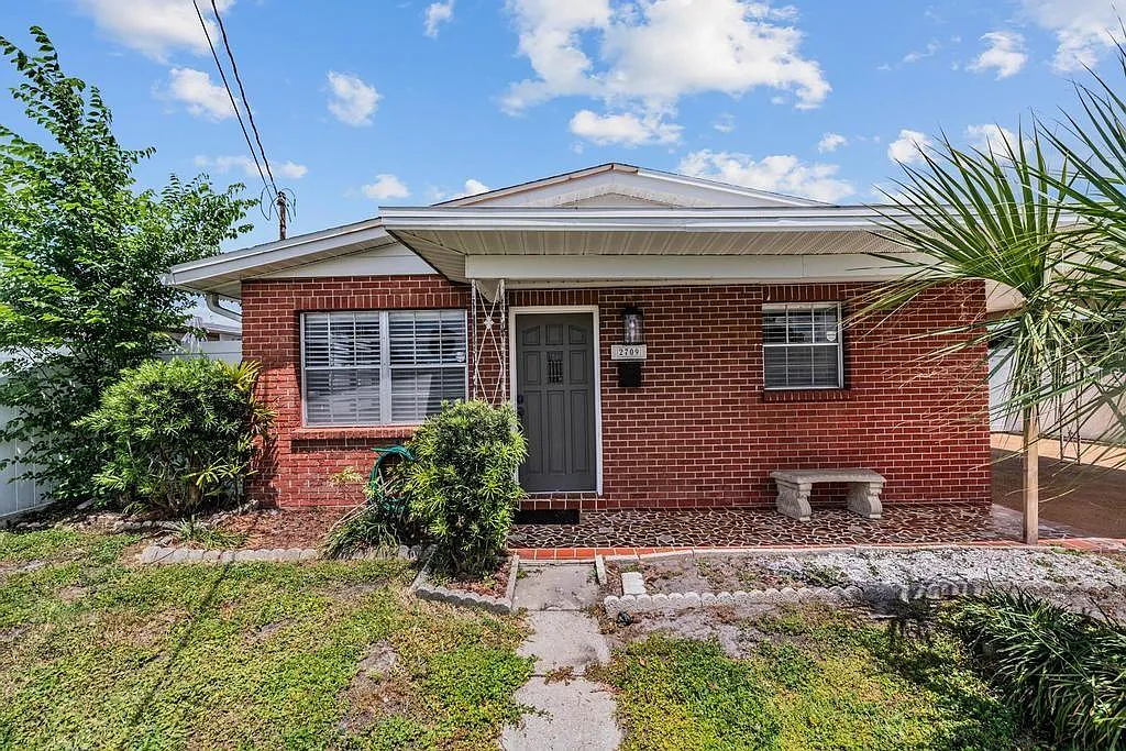 2 bed, 1.0 bath, 1160 sqft, $2,400 — Photo 4