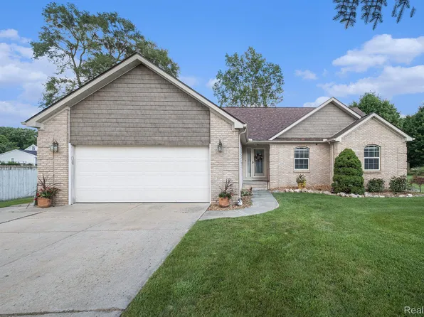 2480 Briar Creek Ln, Burton, MI 48509