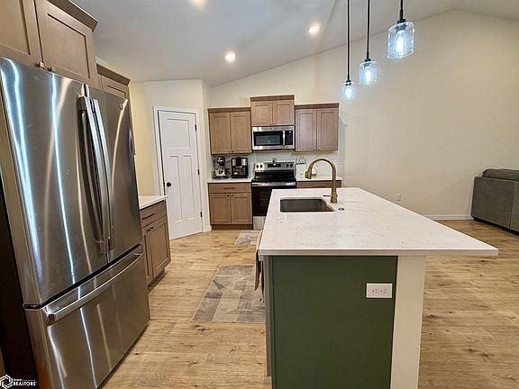 4th image of 204 E Lillian Ave