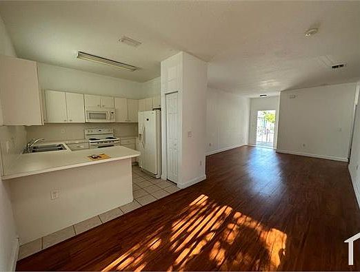 3rd image of 372 NE 26th Pl Unit 206