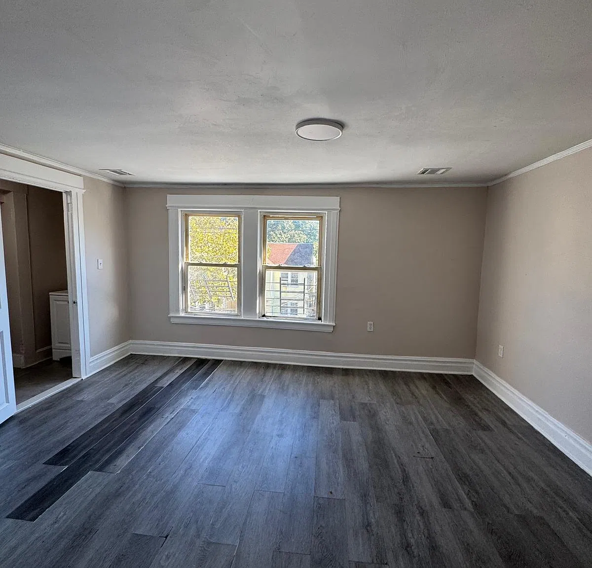 3 bed, $2,050 — Photo 2