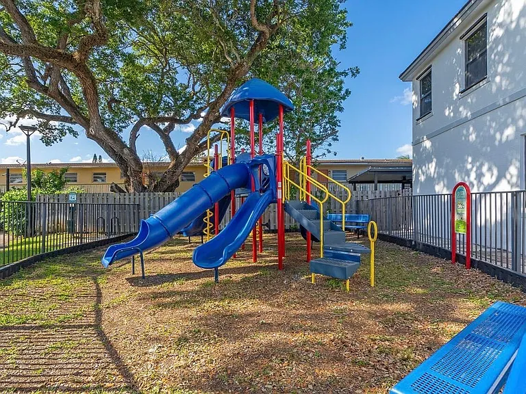 519 SW 19th Ter — Photo 42