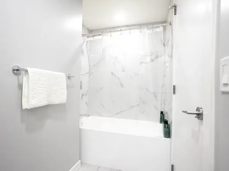 Full bathroom 2
