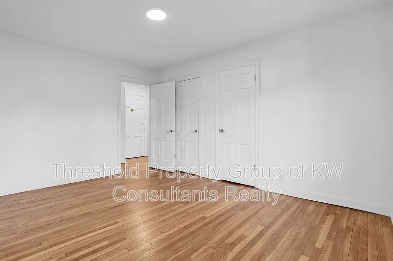 Building Photo - 451 E Town St #106