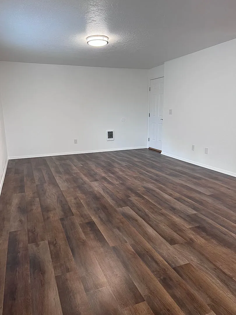 124-Viking Apartments — Photo 2
