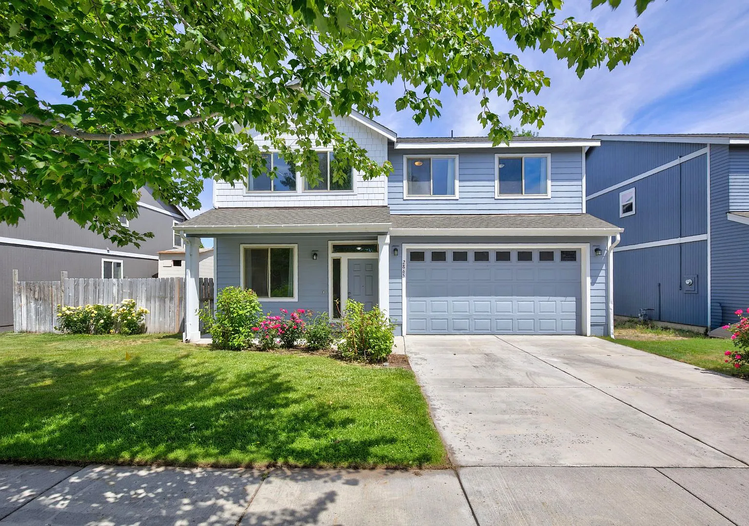 Large 2 Story Home 4 bedrooms, 2.5 baths, living room, large loft family rm, fenced yard & 2 car ... — Photo 2