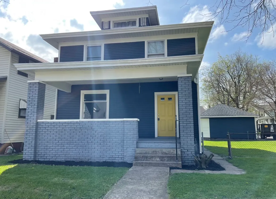 2038 Thompson Ave photo 1