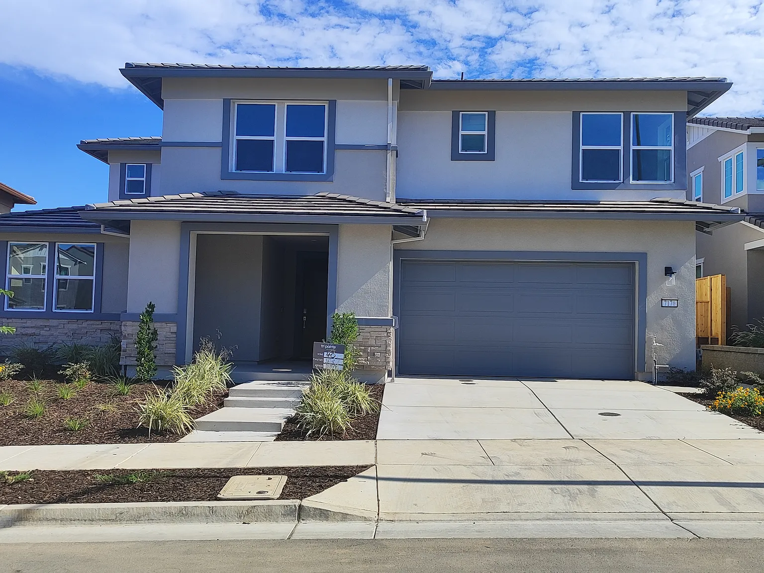 4 bed, 2848 sqft, $5,300 — Photo 2
