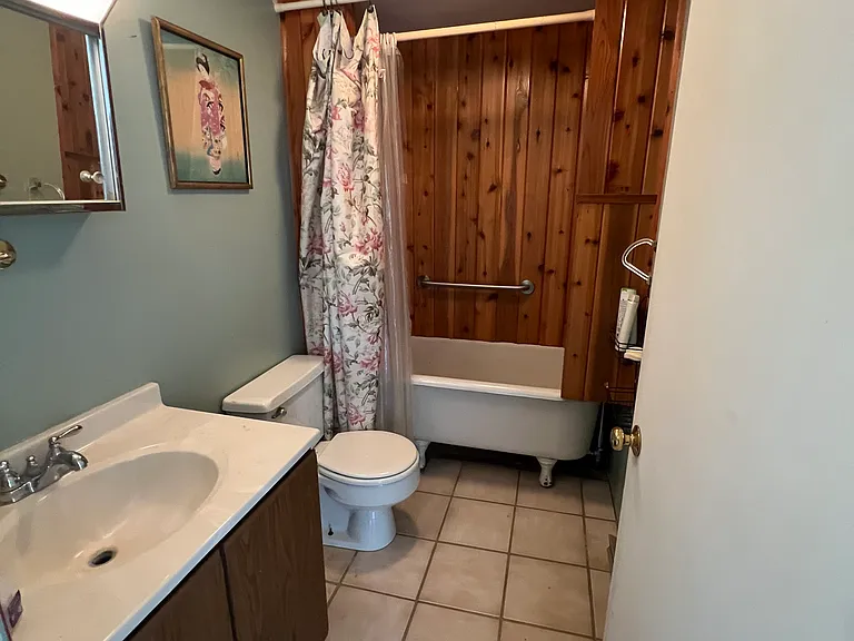 2nd floor full bathroom