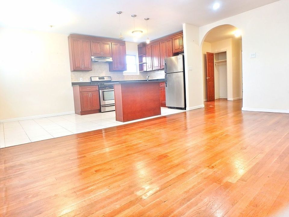1st image of 25-01 Crescent St #3A
