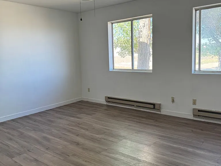 660 Thistle Dr — Photo 17