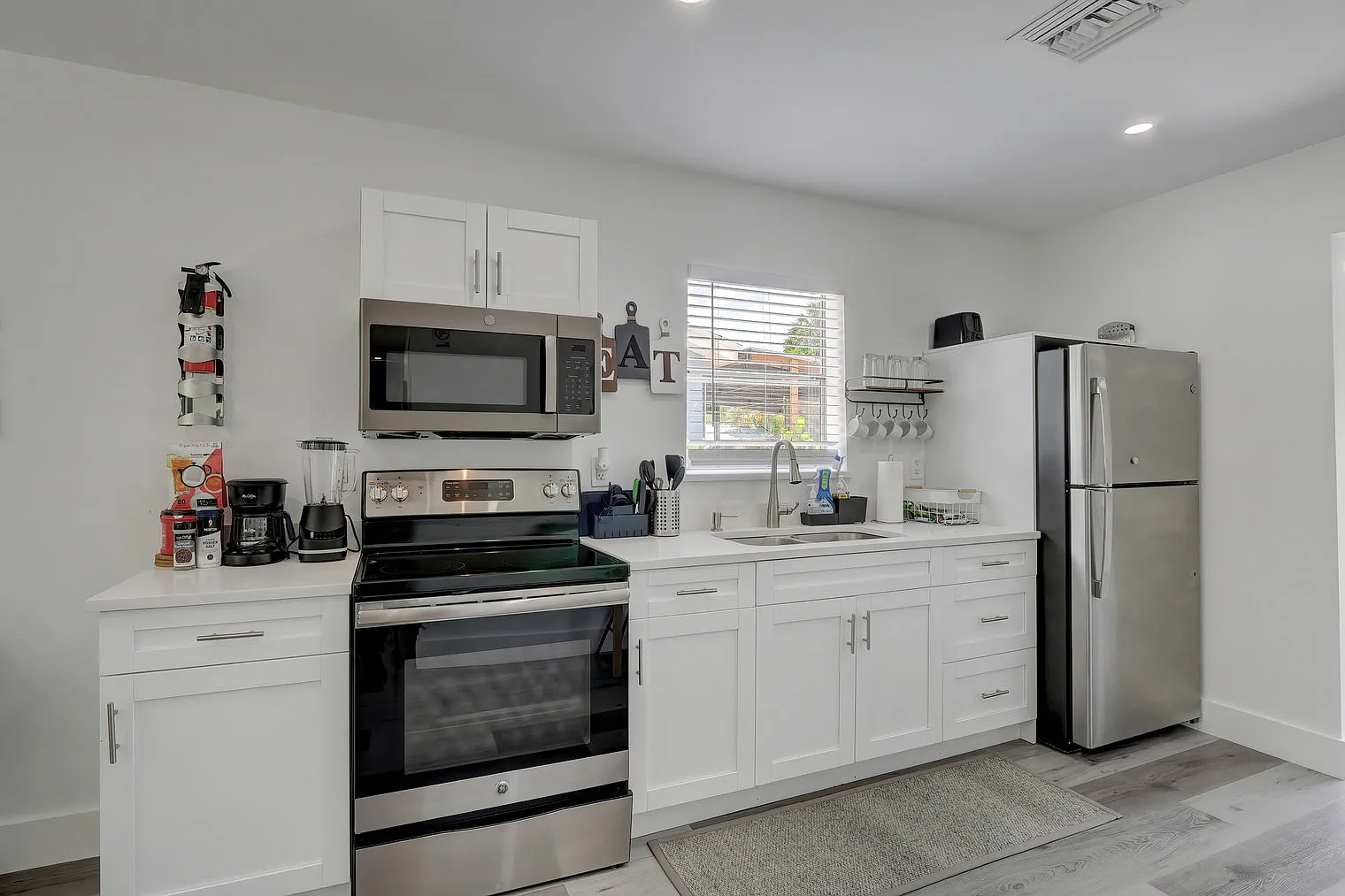 4 bed, 3.0 bath, 1033 sqft, $5,949 — Photo 4