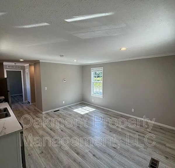 212 Rosewood Ct — Photo 2