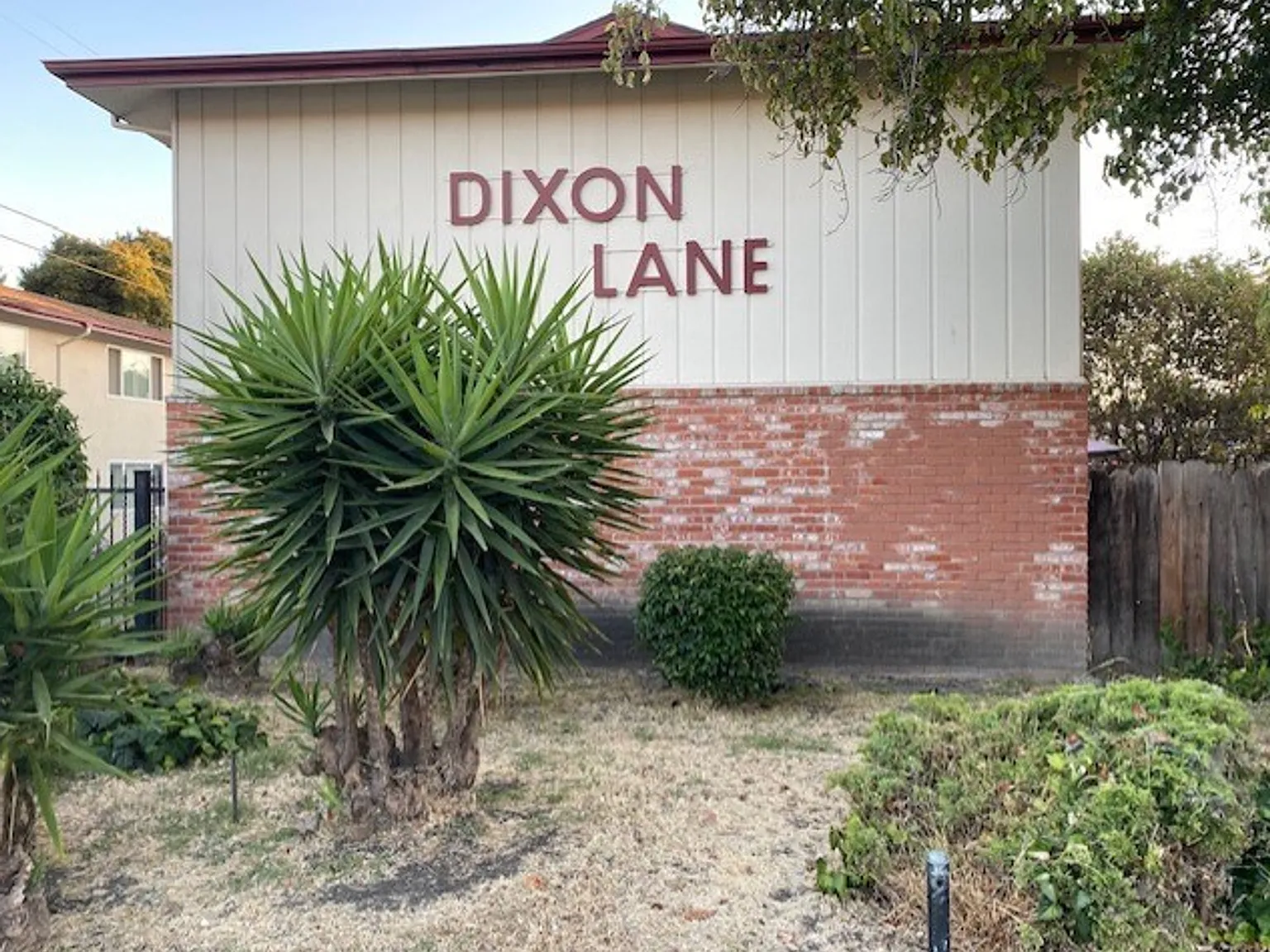 Dixon Townhouse — Photo 1
