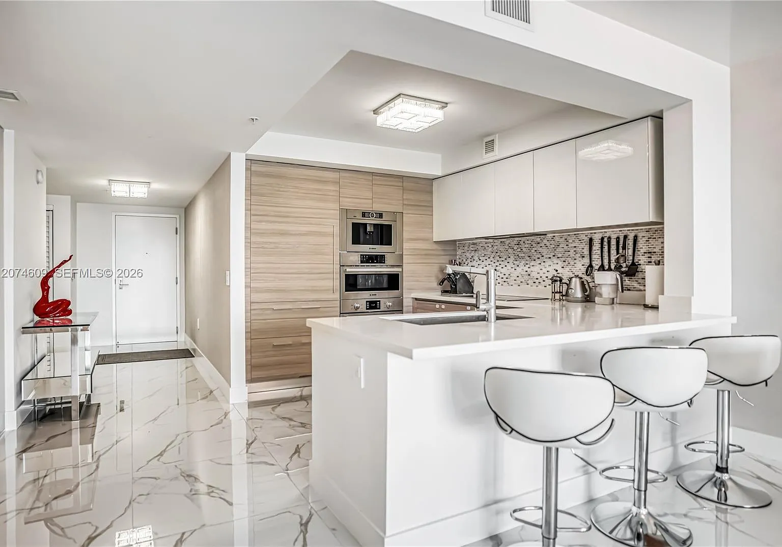 Parque Towers Condo — Photo 2