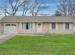 9 Chain Blvd, Bayville, NJ 08721