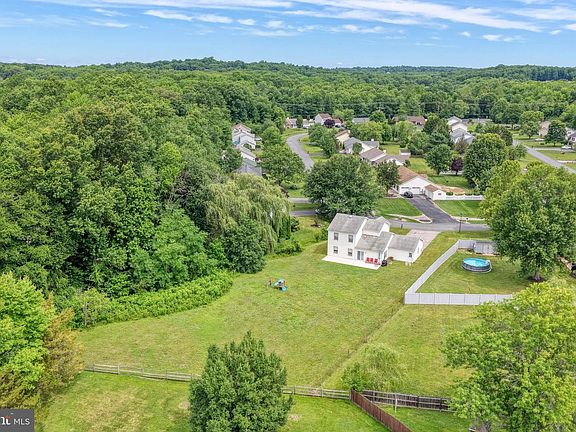 4th image of 122 Mary Dr