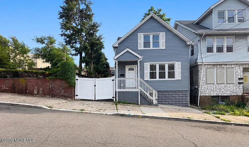 3 bed, 1.5 bath, 1854 sqft, $1,390 — Photo 1