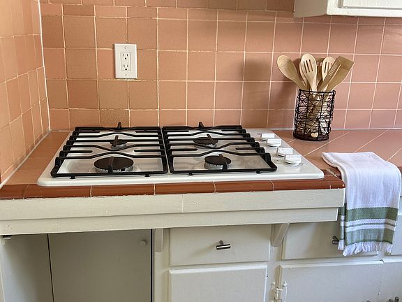 5th image of 2708 Gramercy Ave #B