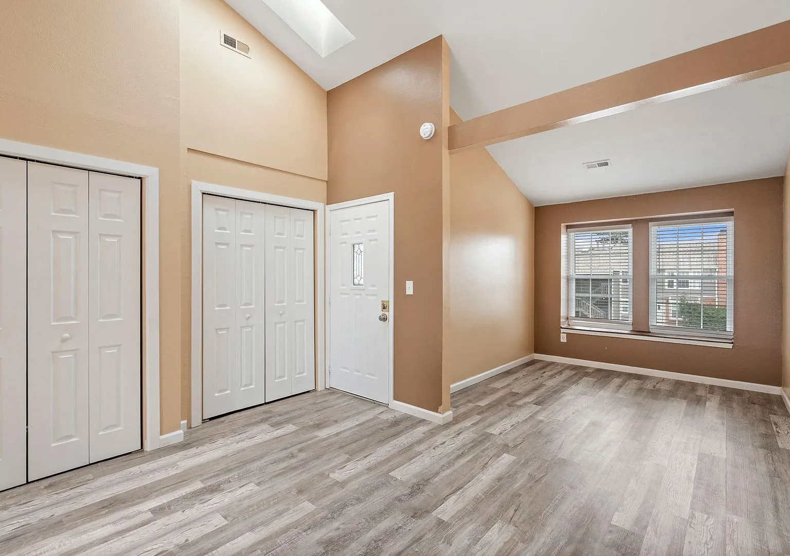 Gorgeous Studio in Smokey Hill Area!! — Photo 4