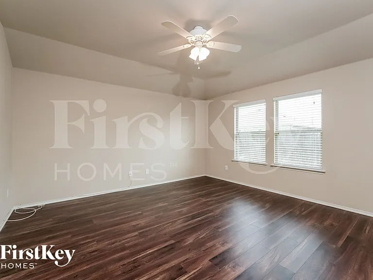 1800 Arbordale Way — Photo 3
