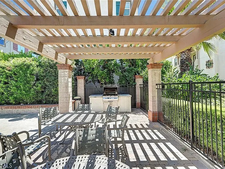194 Olive Ave — Photo 21