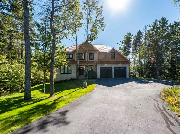 460 McCabe Lake Dr, Halifax, NS B4E 0N6