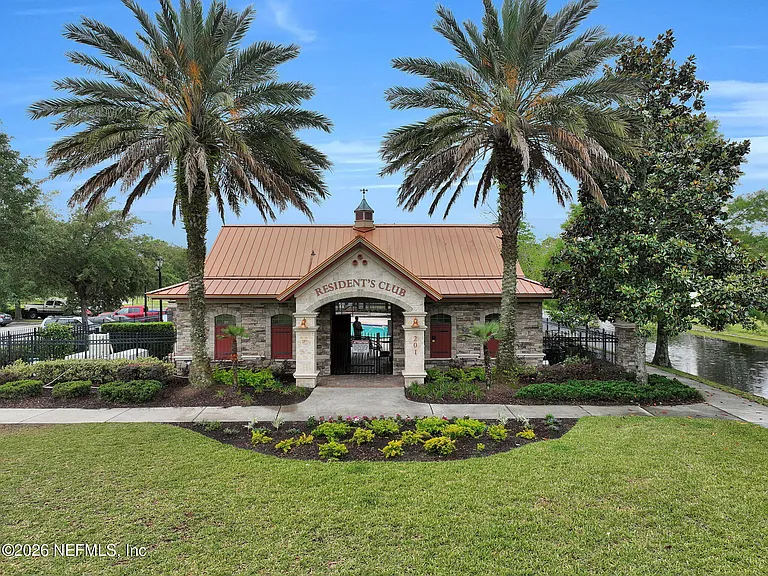 452 Walnut Dr — Photo 1