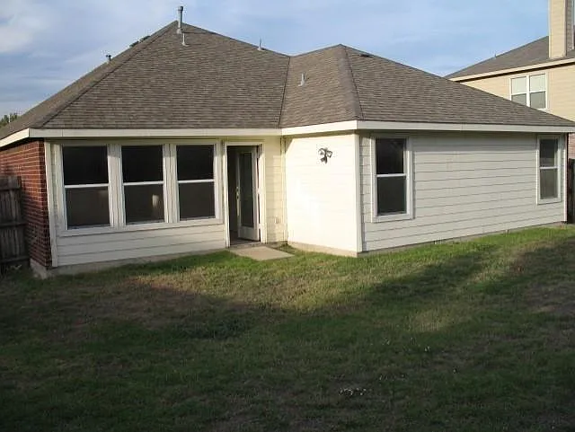 4 bed, 1800 sqft, $2,050 — Photo 3