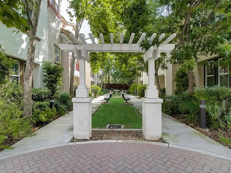 714 N Capitol Ave — Photo 21