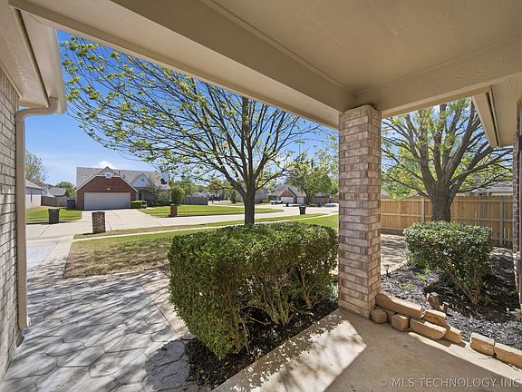 4th image of 104 N Oak Pl