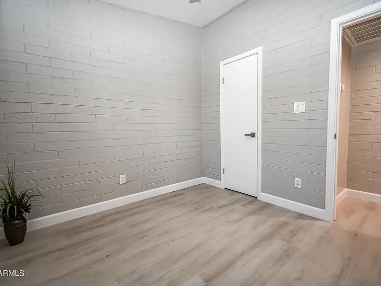 1012 E Henry St — Photo 15