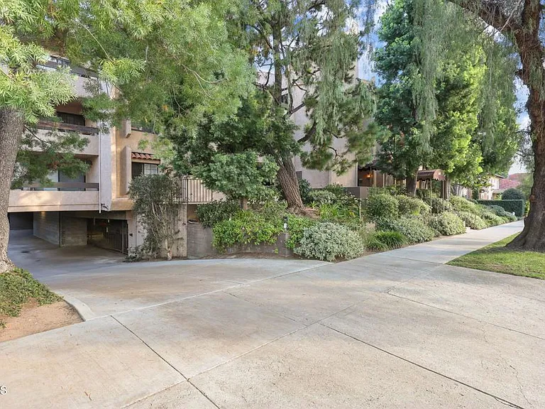 640 S Lake Ave #105 — Photo 33