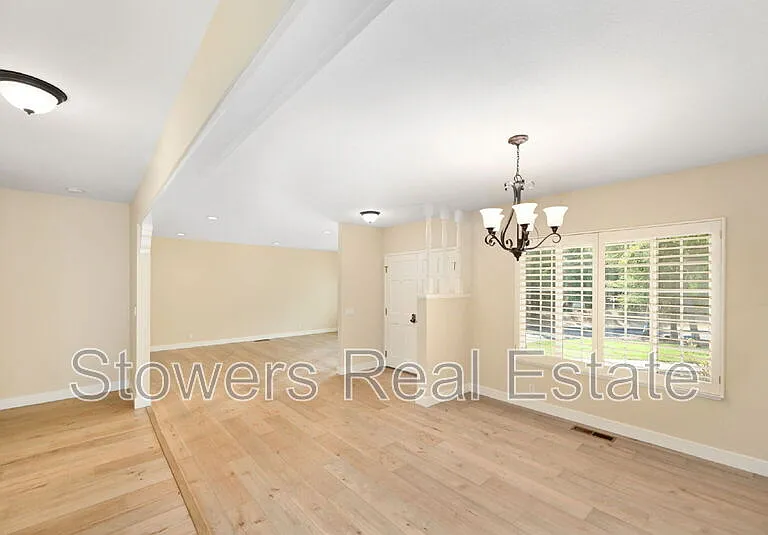 1090 Livorna Rd — Photo 6