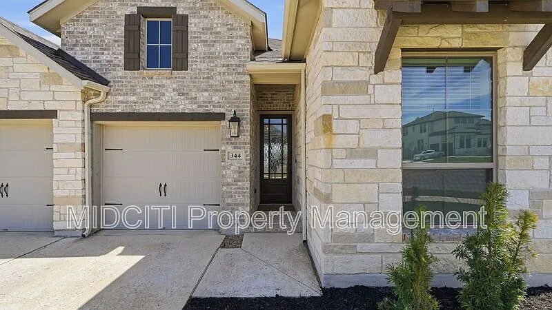3 bed, 2.0 bath, 1956 sqft, $2,700 — Photo 2