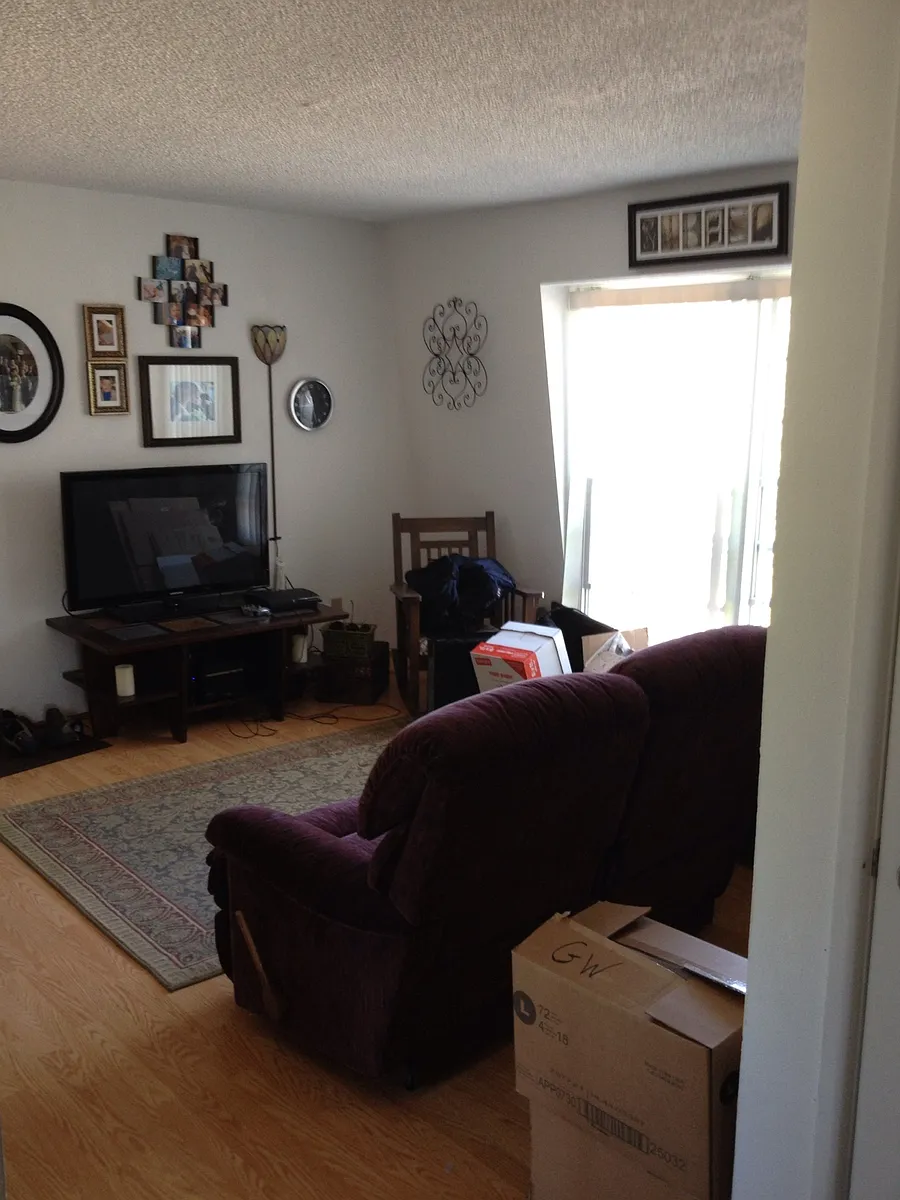 Living room with floor to ceiling windows - 727 18th St #10