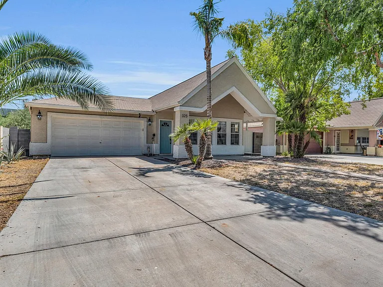 325 E Mitchell Dr — Photo 2