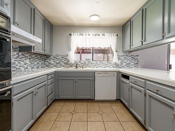 3rd image of 1380 Burgundy Dr