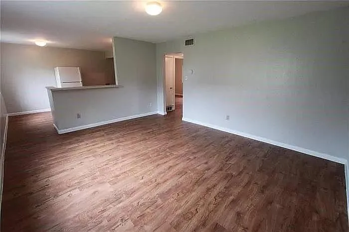 2 bed, 1.5 bath, 903 sqft, $1,195 — Photo 2