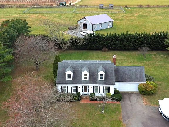 5th image of 677 Herricks Ln