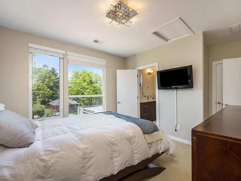 4th bedroom w/ own restroom