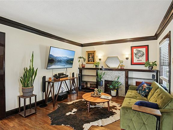 3rd image of 352 N Van Brunt Blvd