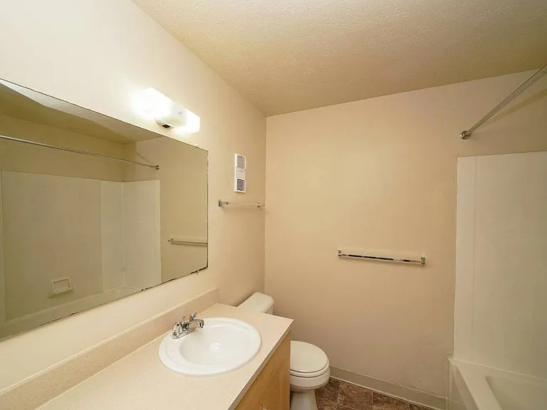 Irish Hills Apartments — Photo 16
