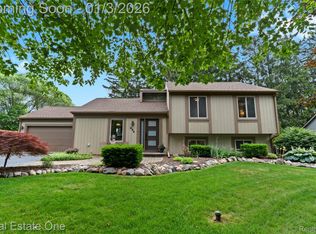 696 Estes Ct, Waterford, MI 48327