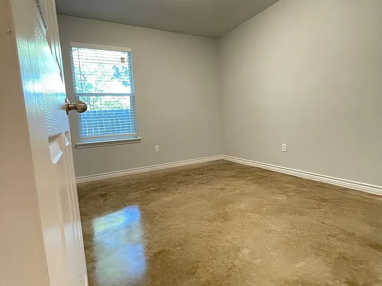 915 Rebecca Ln — Photo 11