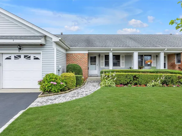 5 Primrose Lane, North Babylon, NY 11703