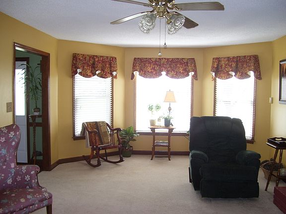 5th image of 903 Manor Dr
