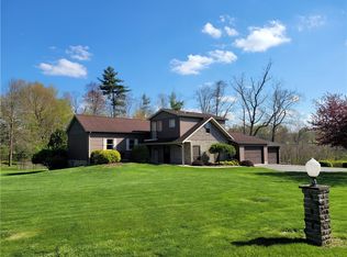 32 Arnold Palmer Dr, Grove City, PA