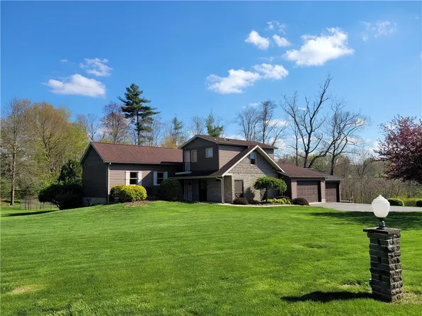 32 Arnold Palmer Dr, Grove City, PA 16127