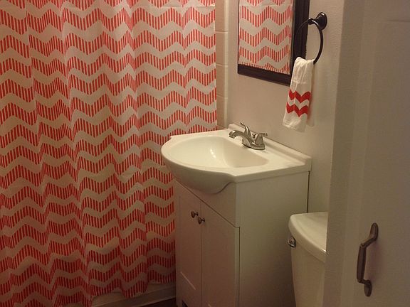 Bathroom with shower/tub